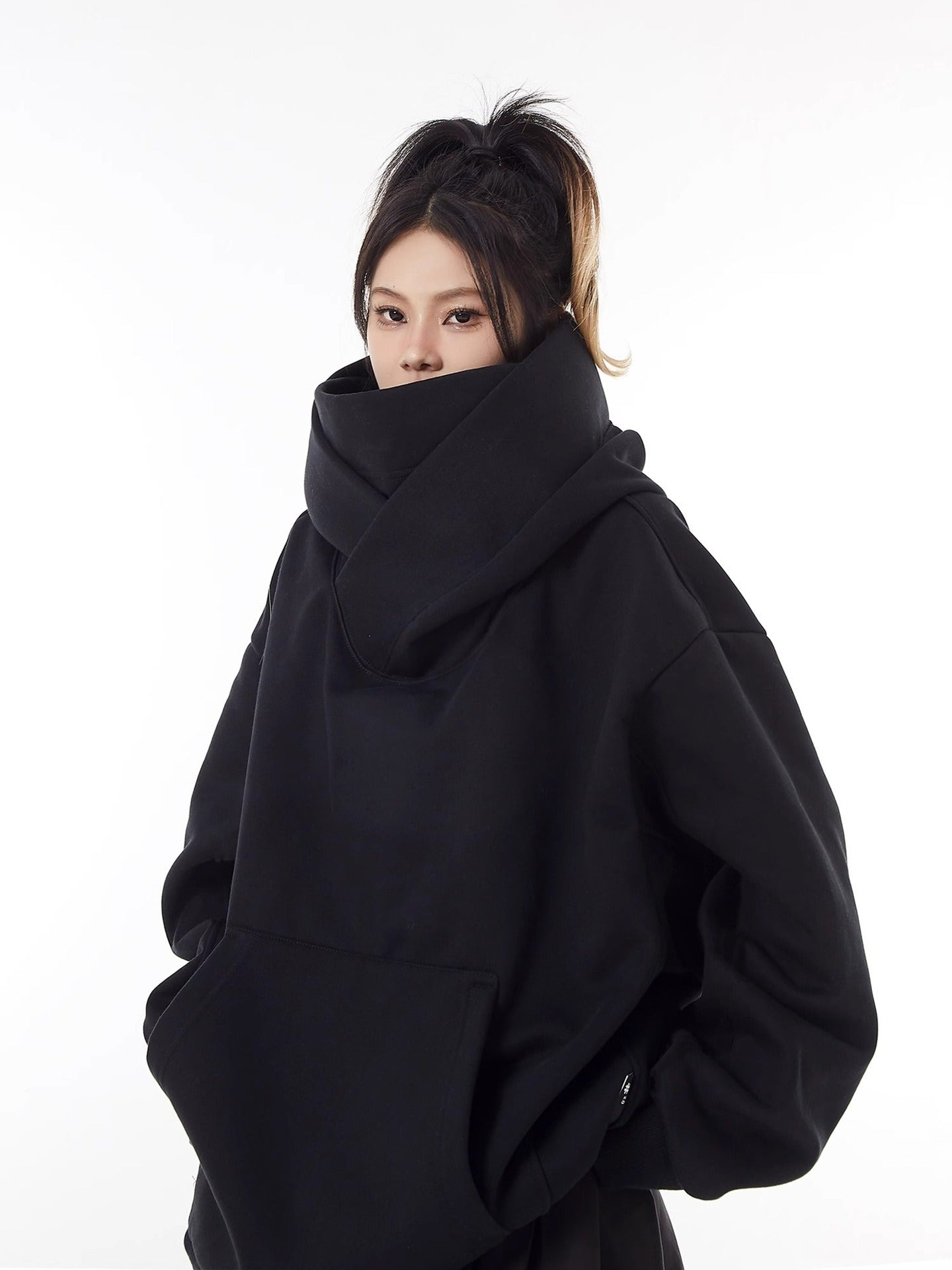 Sudadera con capucha, forro polar y cuello alto holgado